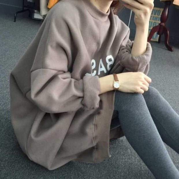 Флисиран средно дълъг суитшърт със свободен силует, буквена шарка и колажен дизайн, японски/корейски стил, полиестер-еластанова смес