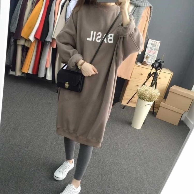 Флисиран средно дълъг суитшърт със свободен силует, буквена шарка и колажен дизайн, японски/корейски стил, полиестер-еластанова смес