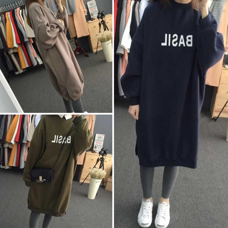 Флисиран средно дълъг суитшърт със свободен силует, буквена шарка и колажен дизайн, японски/корейски стил, полиестер-еластанова смес