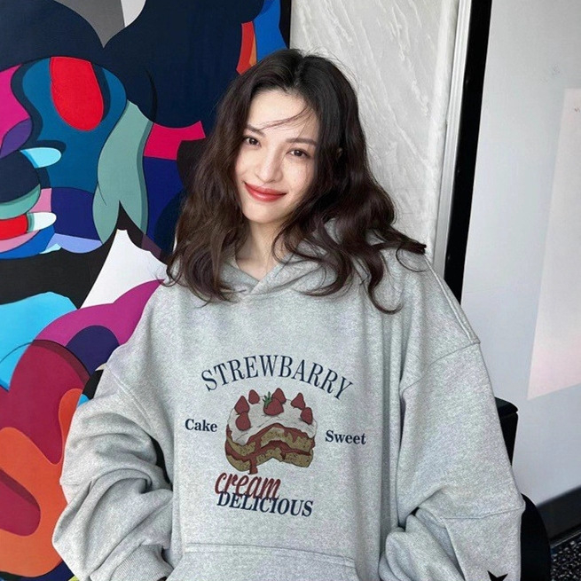 Inspirano Zhang Ruonan: američki retro hoodie s kapuljom, flis unutrašnjost, slobodan kroj, dugi rukavi, tekstni ispis, mješavina pamuka i poliestera sa spandeksom, zima 2025
