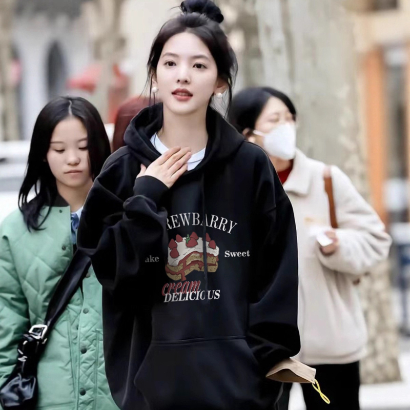 Inspirano Zhang Ruonan: američki retro hoodie s kapuljom, flis unutrašnjost, slobodan kroj, dugi rukavi, tekstni ispis, mješavina pamuka i poliestera sa spandeksom, zima 2025