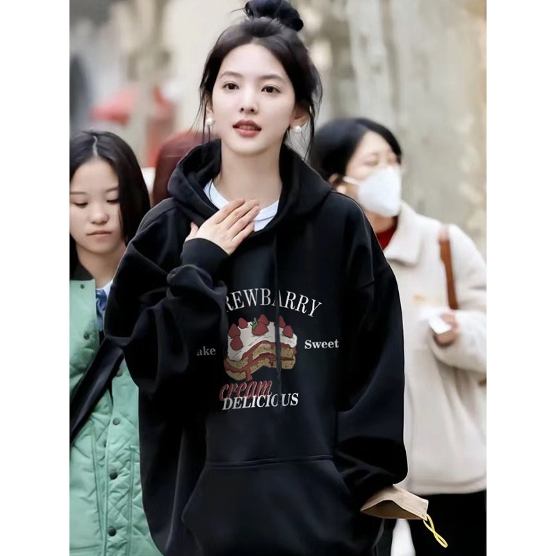 Inspirano Zhang Ruonan: američki retro hoodie s kapuljom, flis unutrašnjost, slobodan kroj, dugi rukavi, tekstni ispis, mješavina pamuka i poliestera sa spandeksom, zima 2025