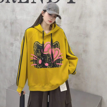 Džemper s kapuljačom i raglan rukavima, anime uzorak, fleece materijal, široki kroj, srednja duljina