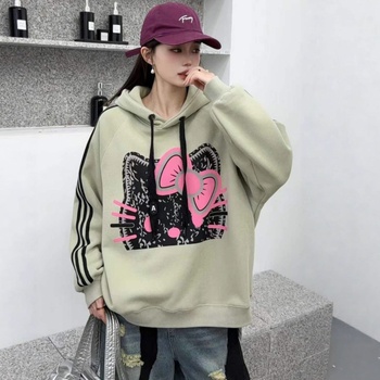 Džemper s kapuljačom i raglan rukavima, anime uzorak, fleece materijal, široki kroj, srednja duljina