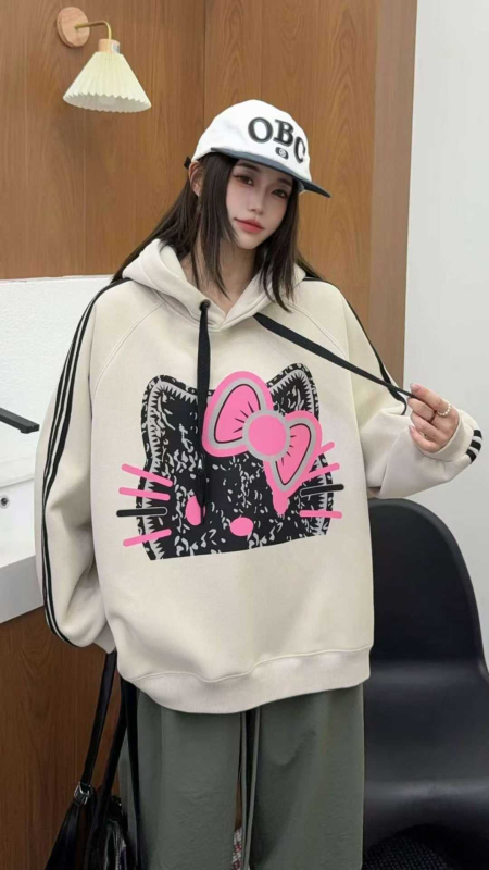 Džemper s kapuljačom i raglan rukavima, anime uzorak, fleece materijal, široki kroj, srednja duljina