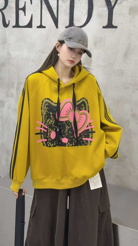 Džemper s kapuljačom i raglan rukavima, anime uzorak, fleece materijal, široki kroj, srednja duljina