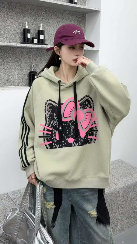 Džemper s kapuljačom i raglan rukavima, anime uzorak, fleece materijal, široki kroj, srednja duljina