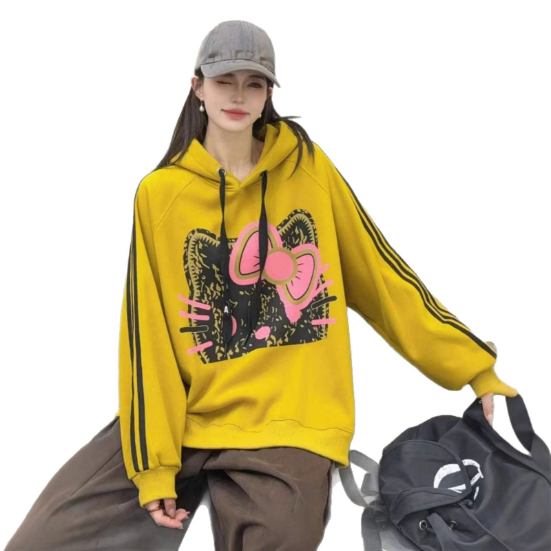 Džemper s kapuljačom i raglan rukavima, anime uzorak, fleece materijal, široki kroj, srednja duljina