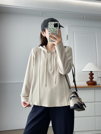 Kapucnis félzip pullóver, szabadabb szabás, hosszú ujjak, pamut anyag, tavasz 2025 retro stílus