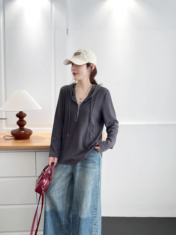 Kapucnis félzip pullóver, szabadabb szabás, hosszú ujjak, pamut anyag, tavasz 2025 retro stílus