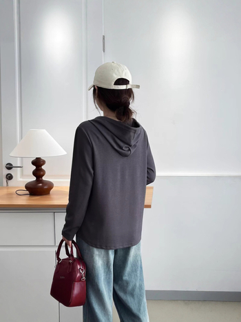 Kapucnis félzip pullóver, szabadabb szabás, hosszú ujjak, pamut anyag, tavasz 2025 retro stílus