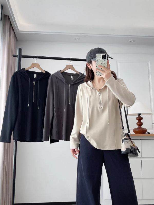 Kapucnis félzip pullóver, szabadabb szabás, hosszú ujjak, pamut anyag, tavasz 2025 retro stílus