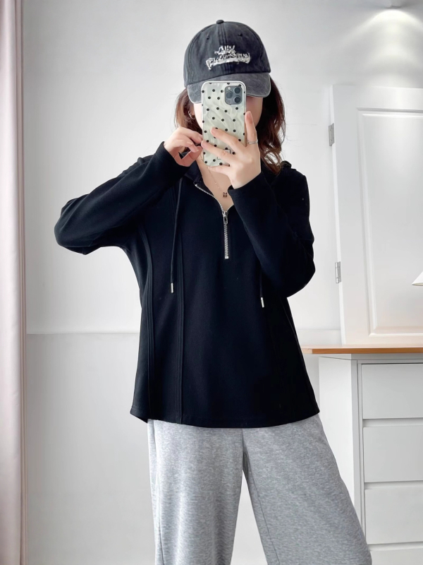Kapucnis félzip pullóver, szabadabb szabás, hosszú ujjak, pamut anyag, tavasz 2025 retro stílus