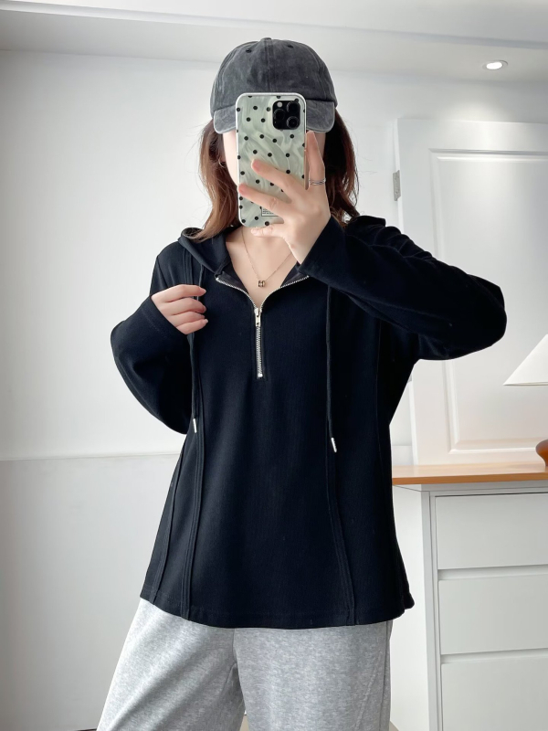 Kapucnis félzip pullóver, szabadabb szabás, hosszú ujjak, pamut anyag, tavasz 2025 retro stílus