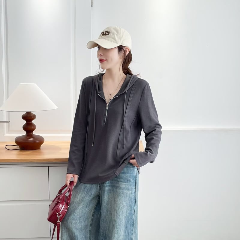 Kapucnis félzip pullóver, szabadabb szabás, hosszú ujjak, pamut anyag, tavasz 2025 retro stílus