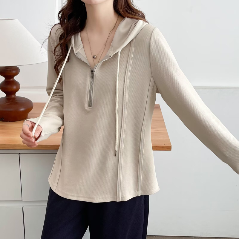 Kapucnis félzip pullóver, szabadabb szabás, hosszú ujjak, pamut anyag, tavasz 2025 retro stílus