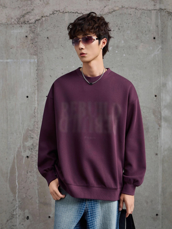 Βαμβακερός φούτερ με στρογγυλή λαιμόκοψη, ανδρικό, φαρδιά γραμμή, μακριά μανίκια, εκτύπωση με γράμματα