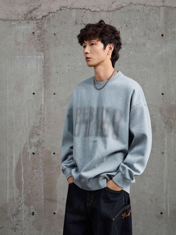 Βαμβακερός φούτερ με στρογγυλή λαιμόκοψη, ανδρικό, φαρδιά γραμμή, μακριά μανίκια, εκτύπωση με γράμματα