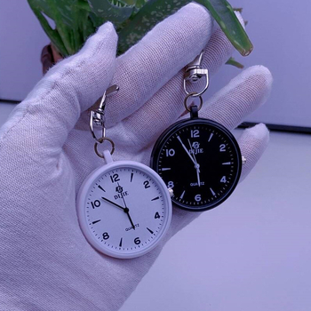 Kapesný hodinky s kvarcným pohonom, 36 mm kruhový ciferník, tri ručičky, plexiglas sklo, plastové puzdro