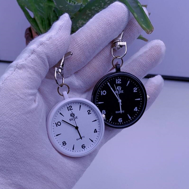 Kapesný hodinky s kvarcným pohonom, 36 mm kruhový ciferník, tri ručičky, plexiglas sklo, plastové puzdro