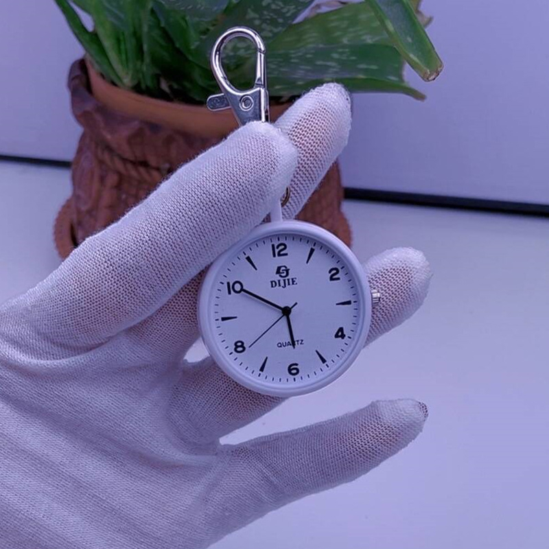 Kapesný hodinky s kvarcným pohonom, 36 mm kruhový ciferník, tri ručičky, plexiglas sklo, plastové puzdro