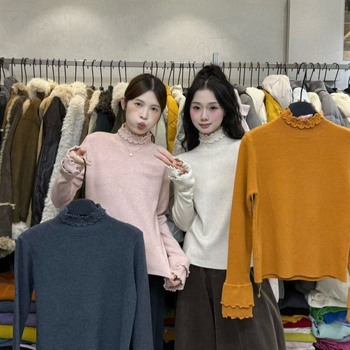 Pulover tricotat slim cu guler în dantelă, mâneci lungi, culoare solidă, din viscoză cu fir de bază, lungime 50–65 cm, iarna 2025