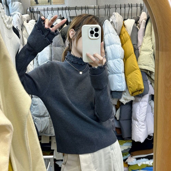 Pulover tricotat slim cu guler în dantelă, mâneci lungi, culoare solidă, din viscoză cu fir de bază, lungime 50–65 cm, iarna 2025