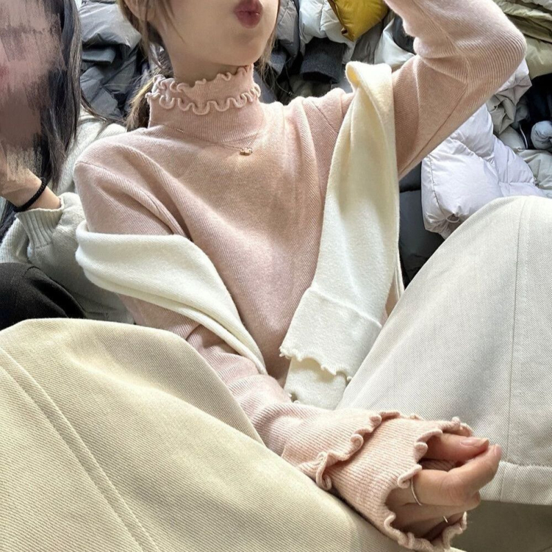 Pulover tricotat slim cu guler în dantelă, mâneci lungi, culoare solidă, din viscoză cu fir de bază, lungime 50–65 cm, iarna 2025