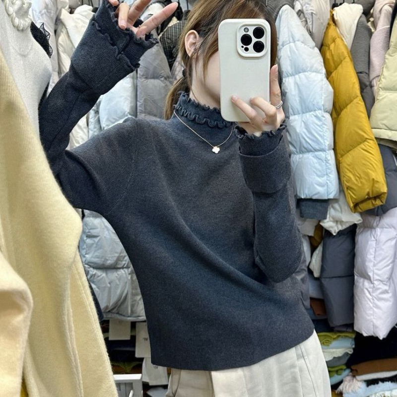 Pulover tricotat slim cu guler în dantelă, mâneci lungi, culoare solidă, din viscoză cu fir de bază, lungime 50–65 cm, iarna 2025