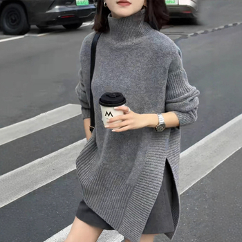 Pulover tricotat gros din lână de oaie, cu guler înalt, glugă, margine neregulată și mâneci lungi