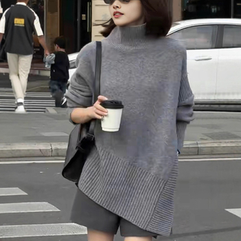 Pulover tricotat gros din lână de oaie, cu guler înalt, glugă, margine neregulată și mâneci lungi