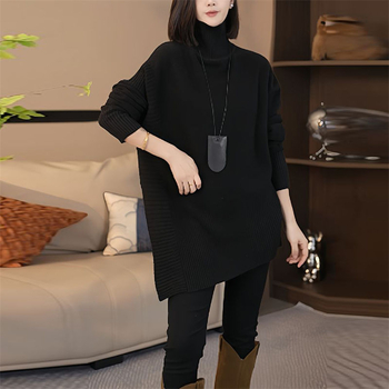 Pulover tricotat gros din lână de oaie, cu guler înalt, glugă, margine neregulată și mâneci lungi