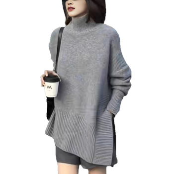 Pulover tricotat gros din lână de oaie, cu guler înalt, glugă, margine neregulată și mâneci lungi