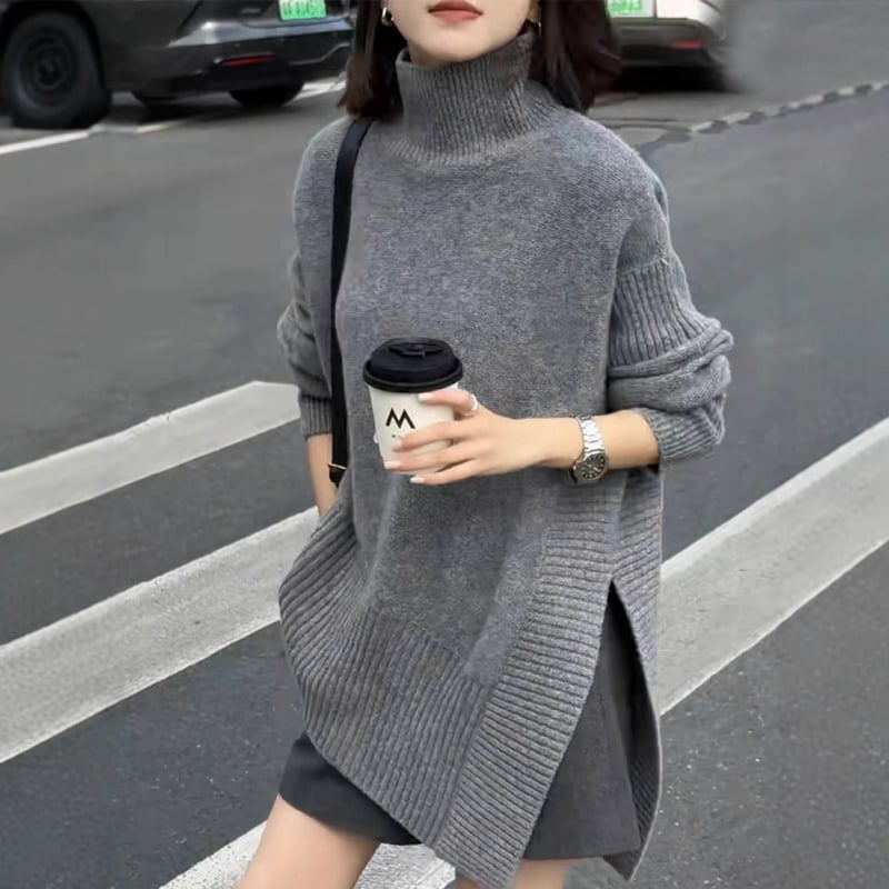 Pulover tricotat gros din lână de oaie, cu guler înalt, glugă, margine neregulată și mâneci lungi