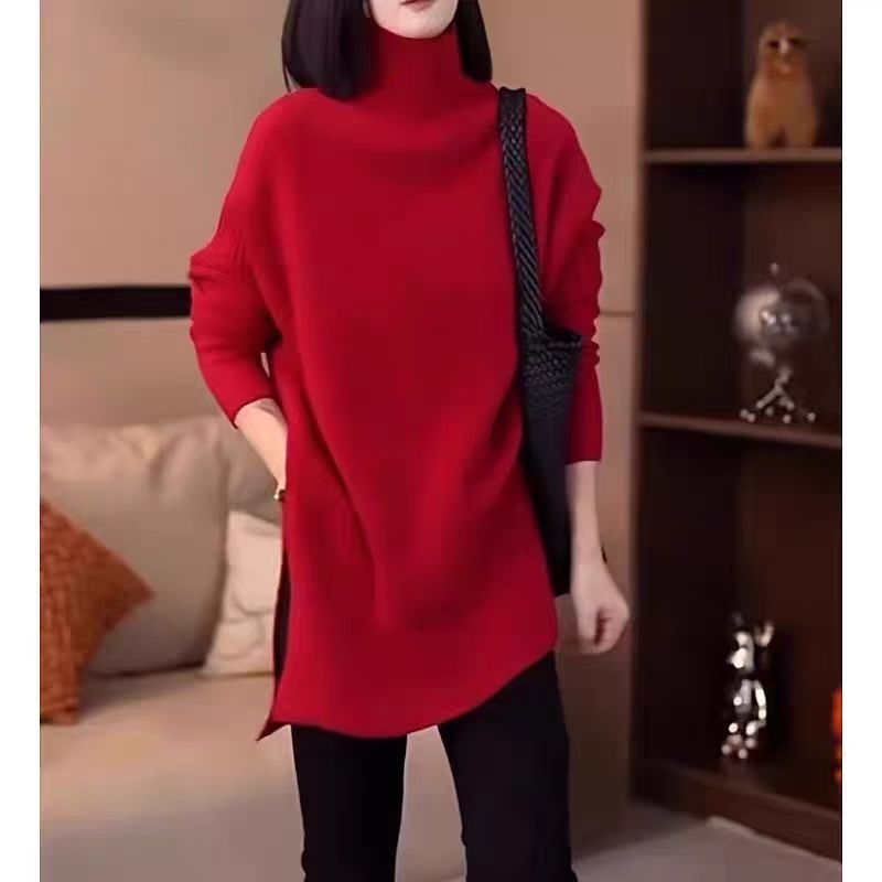 Pulover tricotat gros din lână de oaie, cu guler înalt, glugă, margine neregulată și mâneci lungi