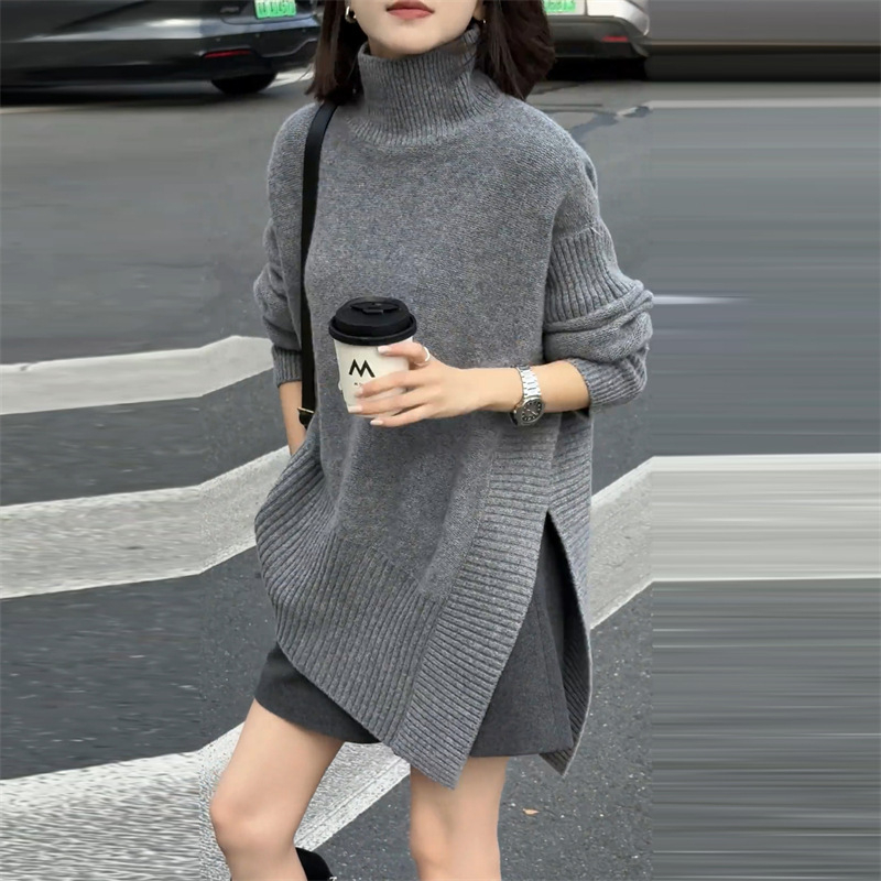 Pulover tricotat gros din lână de oaie, cu guler înalt, glugă, margine neregulată și mâneci lungi