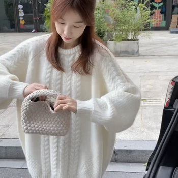 Pulover tricotat din amestec de cașmir, culoare uniformă, grosime medie, guler rotund, croială lejeră