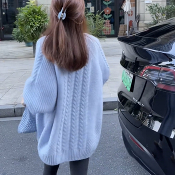 Pulover tricotat din amestec de cașmir, culoare uniformă, grosime medie, guler rotund, croială lejeră