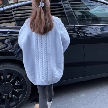 Pulover tricotat din amestec de cașmir, culoare uniformă, grosime medie, guler rotund, croială lejeră