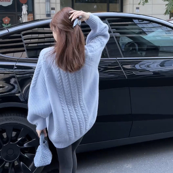 Pulover tricotat din amestec de cașmir, culoare uniformă, grosime medie, guler rotund, croială lejeră