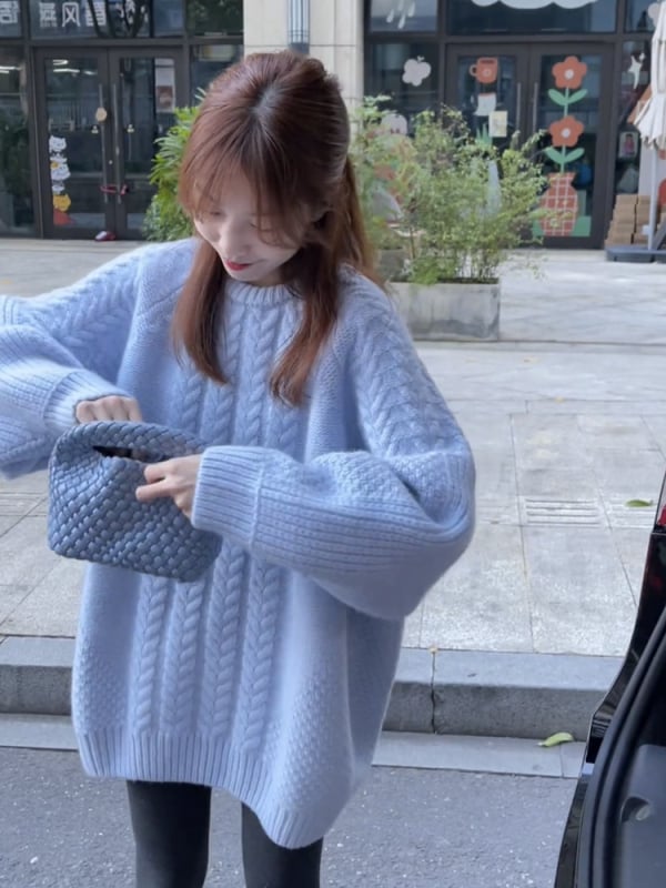 Pulover tricotat din amestec de cașmir, culoare uniformă, grosime medie, guler rotund, croială lejeră