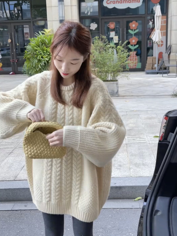 Pulover tricotat din amestec de cașmir, culoare uniformă, grosime medie, guler rotund, croială lejeră