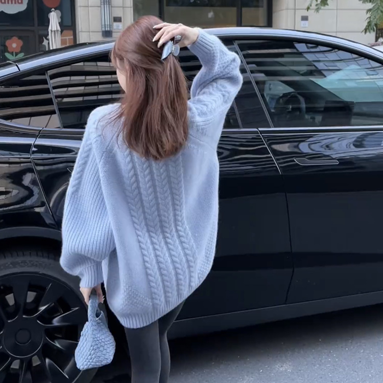 Pulover tricotat din amestec de cașmir, culoare uniformă, grosime medie, guler rotund, croială lejeră