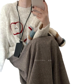 Pulover tricotat cu model de măr Apple și broderie pe prosop, guler rotund, tricot gros, mâneci lungi | Materiale: acrilică + bumbac