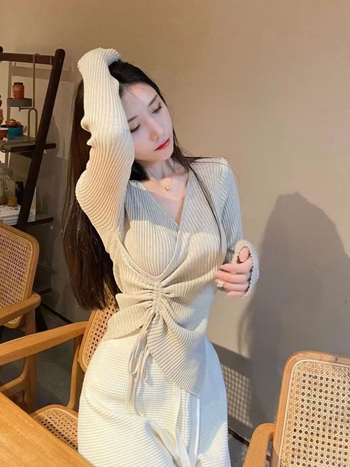 Pletený top s výstrihom do V, hrubé pletené, dlhé rukávy, asymetrický pásový strih, zmes vlna-ice silk-spandex