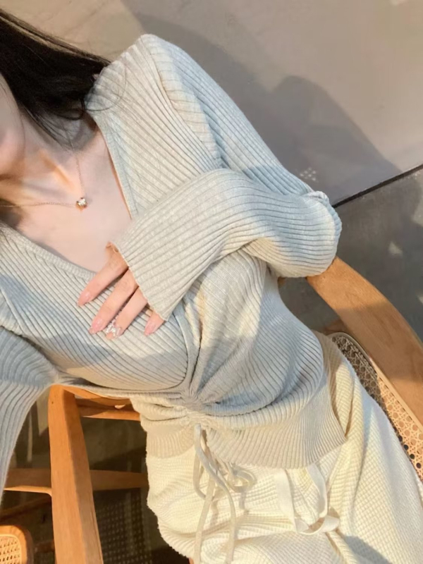 Pletený top s výstrihom do V, hrubé pletené, dlhé rukávy, asymetrický pásový strih, zmes vlna-ice silk-spandex