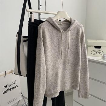 Vunene pleteni džemper s polo ovratnikom i rukavima tipa princeza, gotički gradski stil, jesen 2024