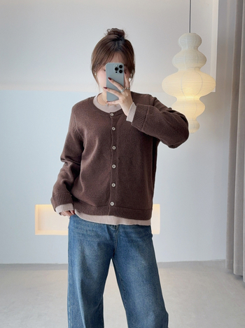 Sieviešu adīts džemperis ar kapuci, viltots divdaļīgs dizains, krāsu salīdzināšanas raksts, akrila un poliestera maisījums, ziemas 2025