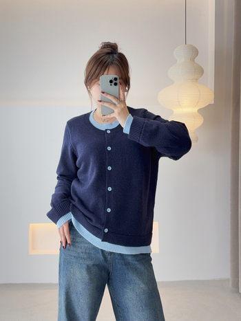 Sieviešu adīts džemperis ar kapuci, viltots divdaļīgs dizains, krāsu salīdzināšanas raksts, akrila un poliestera maisījums, ziemas 2025