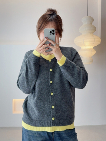 Sieviešu adīts džemperis ar kapuci, viltots divdaļīgs dizains, krāsu salīdzināšanas raksts, akrila un poliestera maisījums, ziemas 2025